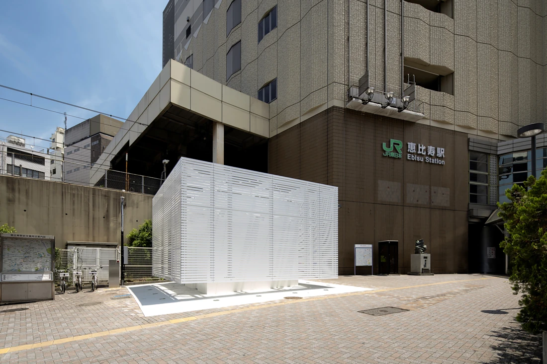 <p><span>The white toilet cube designed by famed Japanese graphic designer and creative director Kashiwa Sato opened its doors in July 2021.</span> Photo: TOTO LTD.</p>